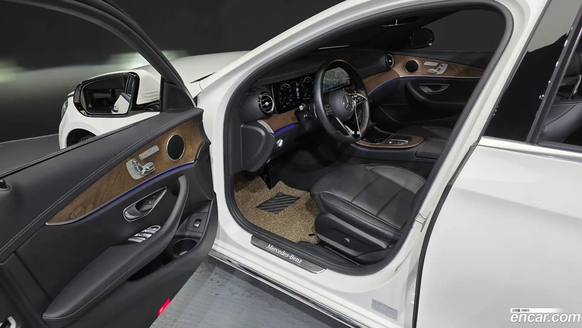 E-Class Mercedes-Benz 2022.0-INNER-010