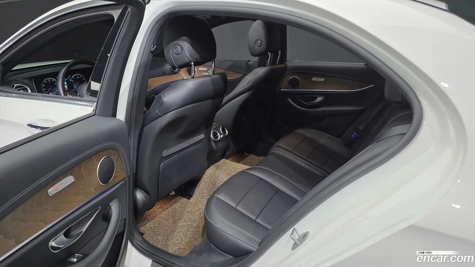 E-Class Mercedes-Benz 2022.0-INNER-036