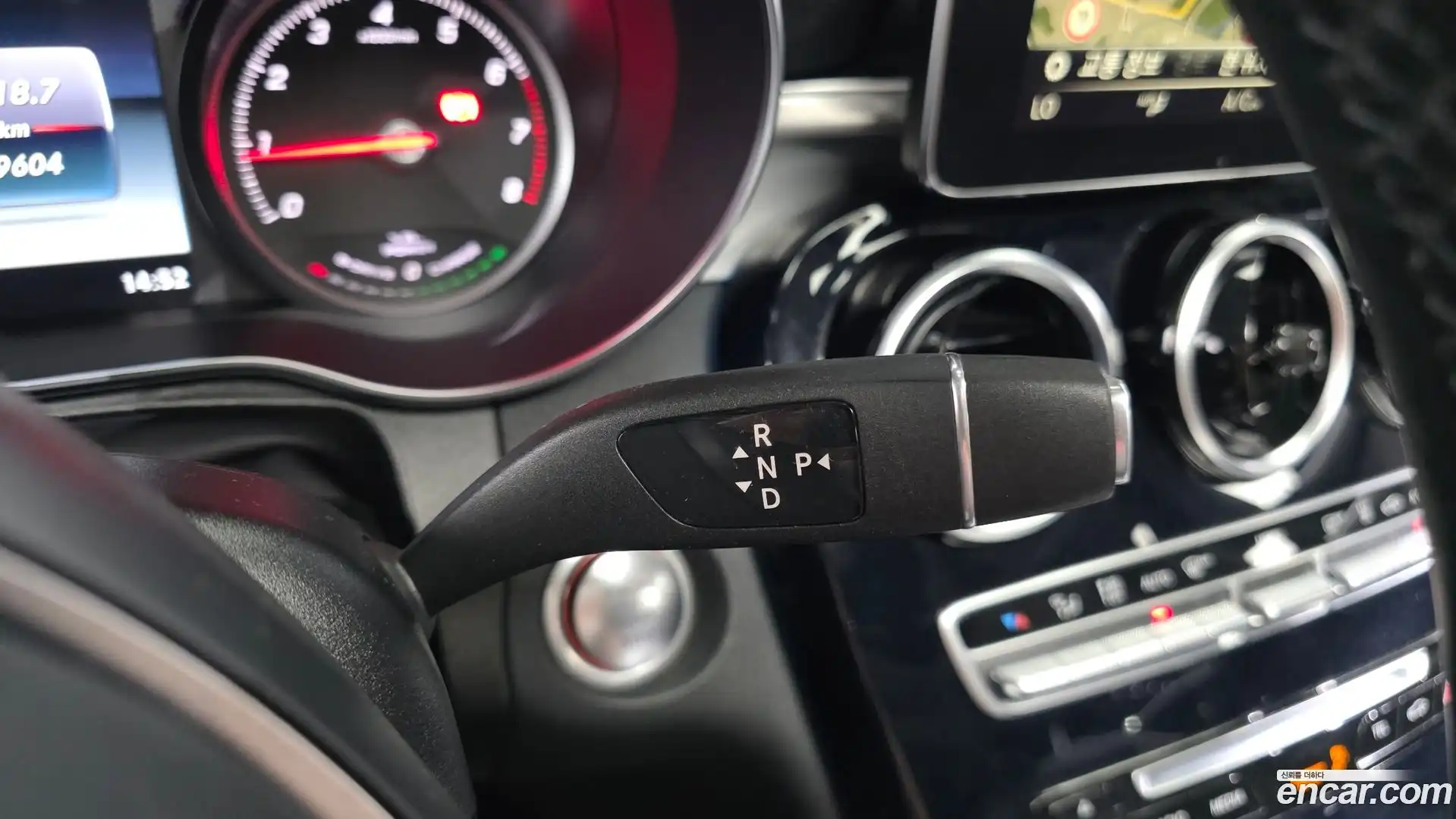 GLC-Class Mercedes-Benz 2018.6-INNER-009