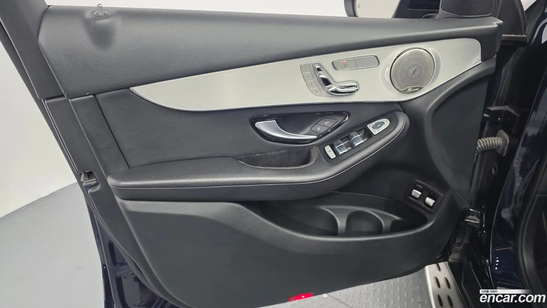 GLC-Class Mercedes-Benz 2018.6-INNER-034