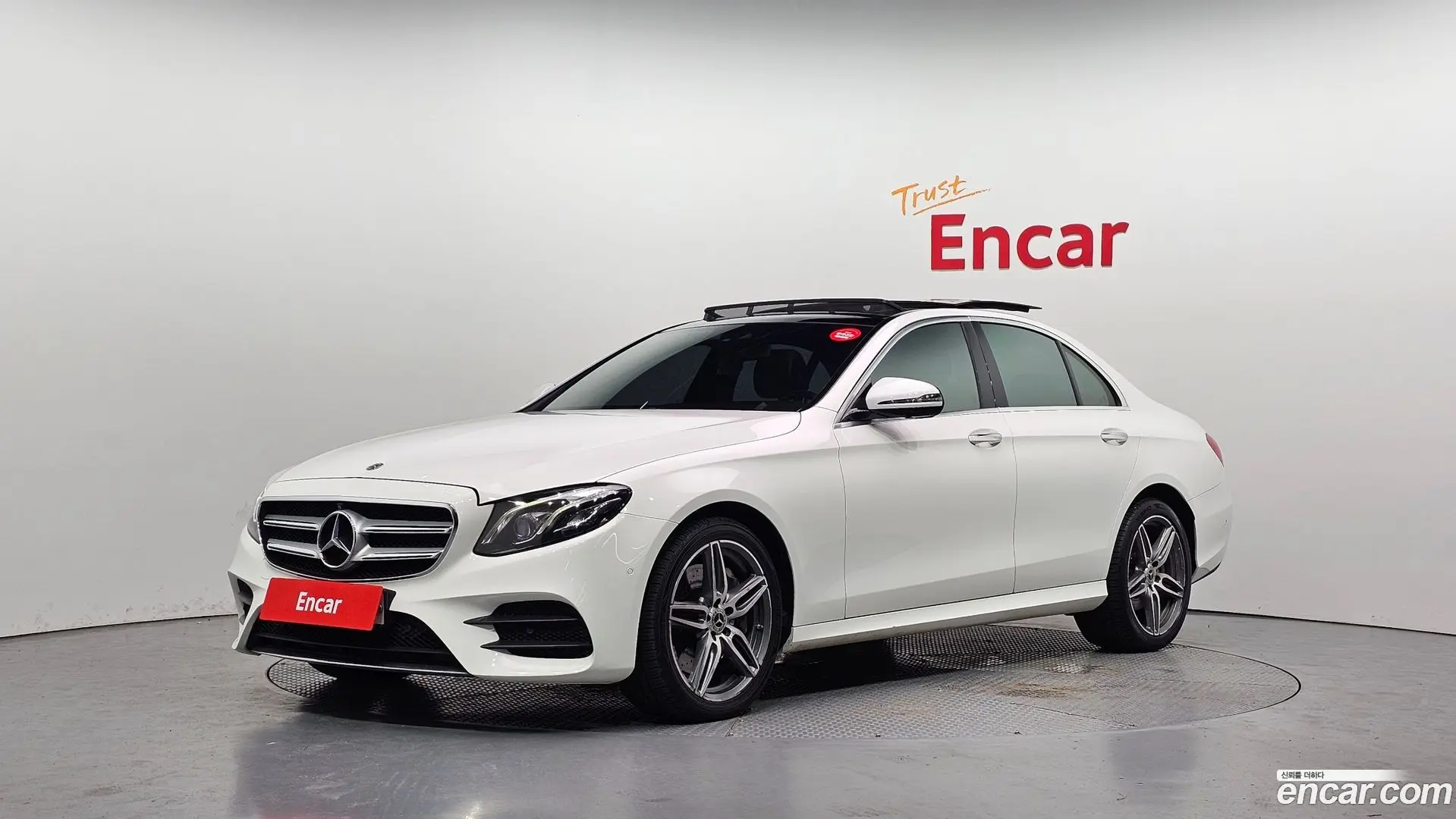Main__Slider__Photo:E-Class Mercedes-Benz 2017.7-0