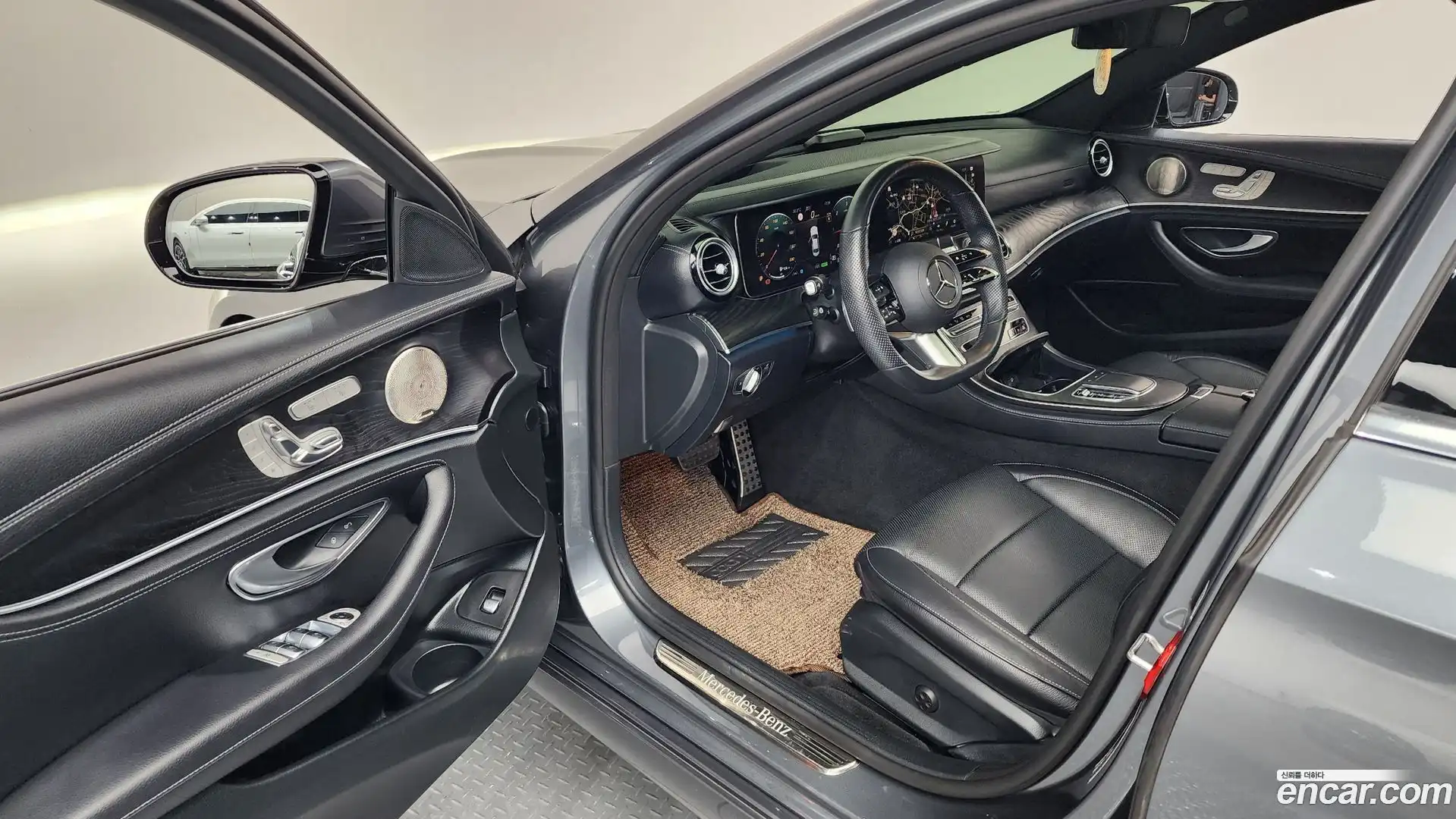 E-Class Mercedes-Benz 2022.8-INNER-010