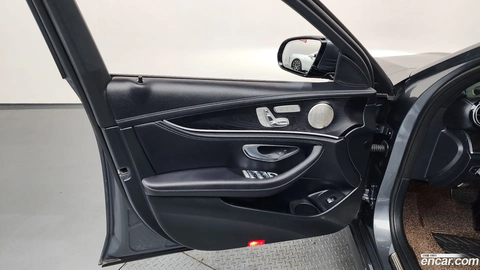 E-Class Mercedes-Benz 2022.8-INNER-034