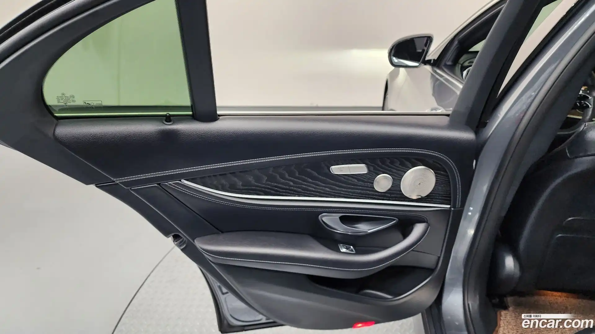E-Class Mercedes-Benz 2022.8-INNER-035