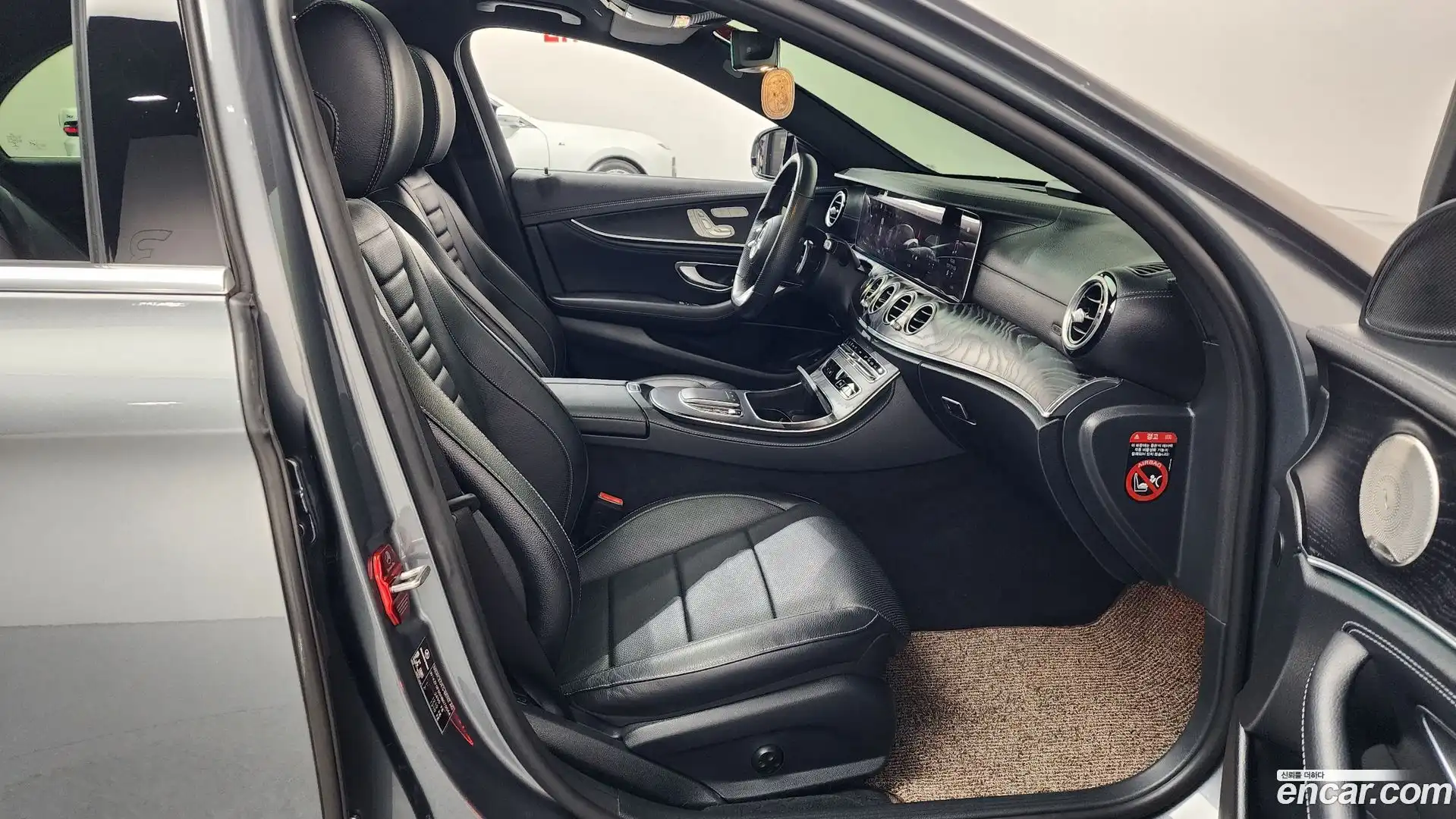 E-Class Mercedes-Benz 2022.8-INNER-036