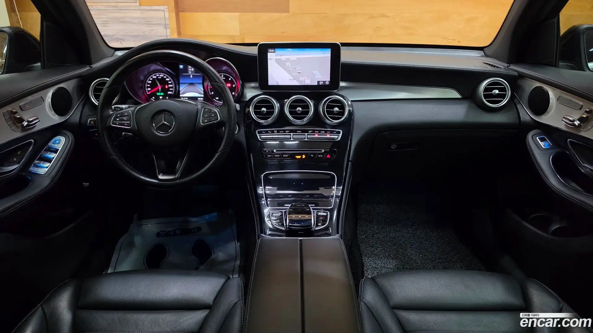 GLC-Class Mercedes-Benz 2017.11-INNER-008