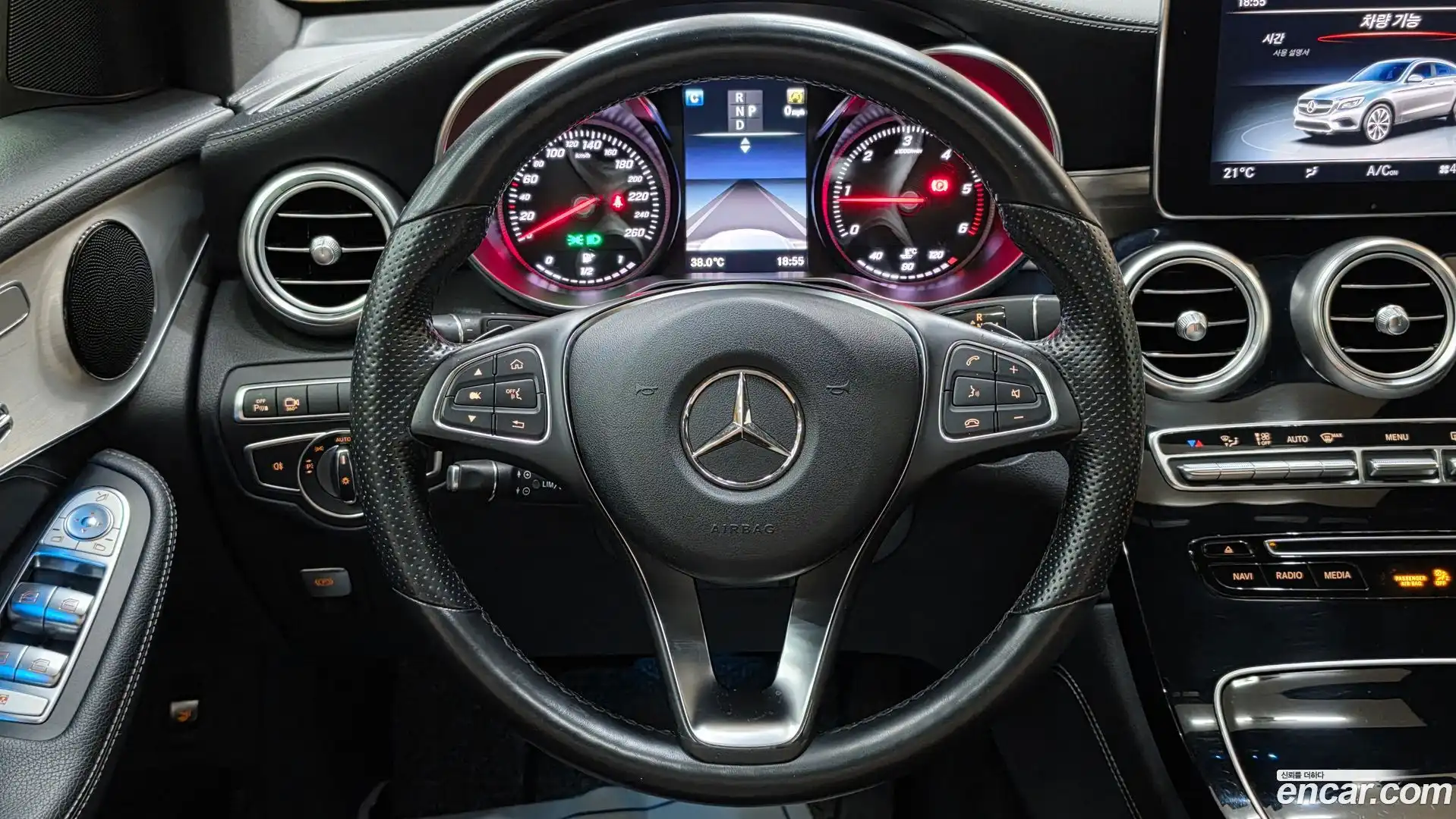 GLC-Class Mercedes-Benz 2017.11-INNER-010