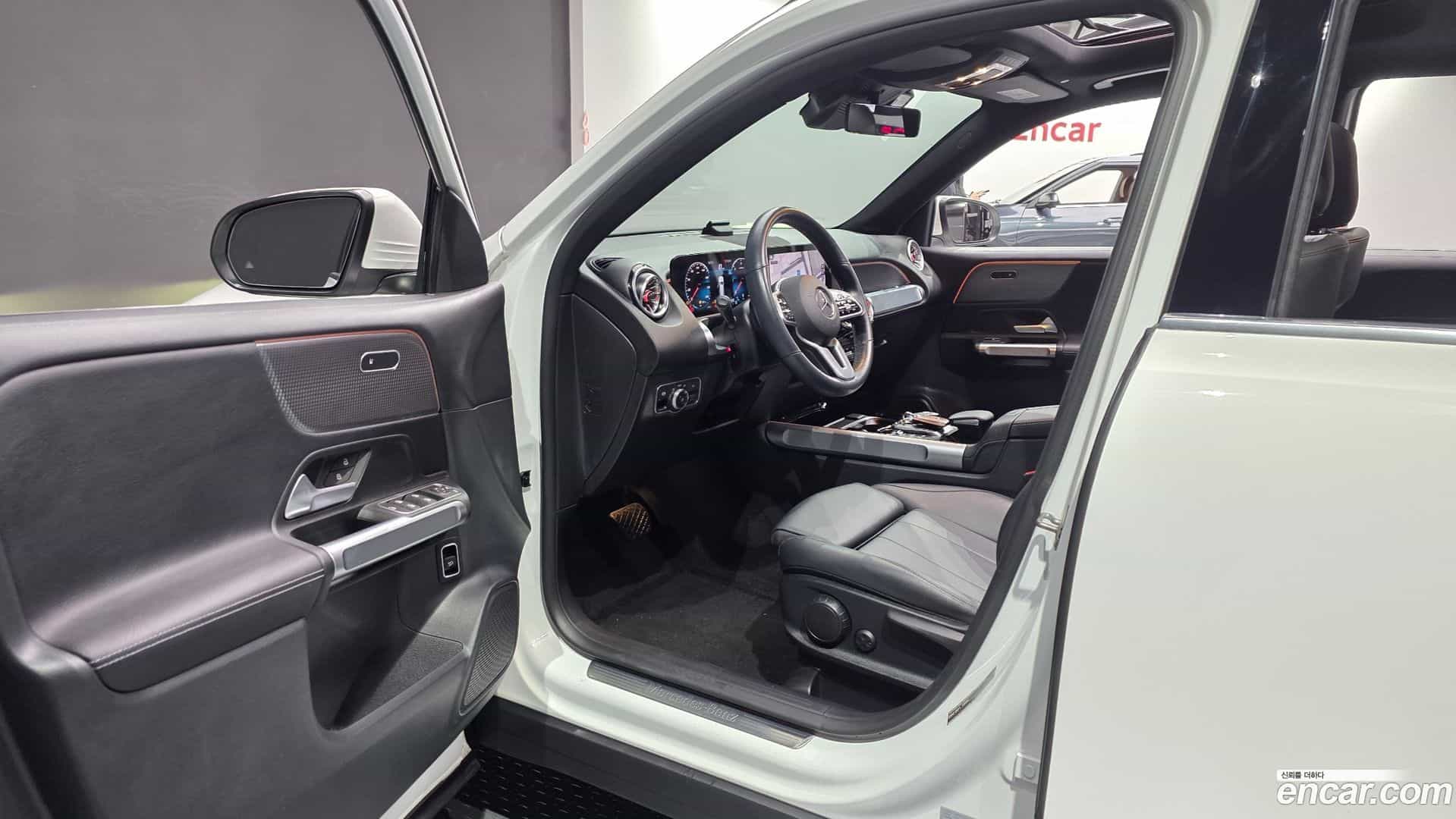 GLB-Class Mercedes-Benz 2022.3-INNER-010