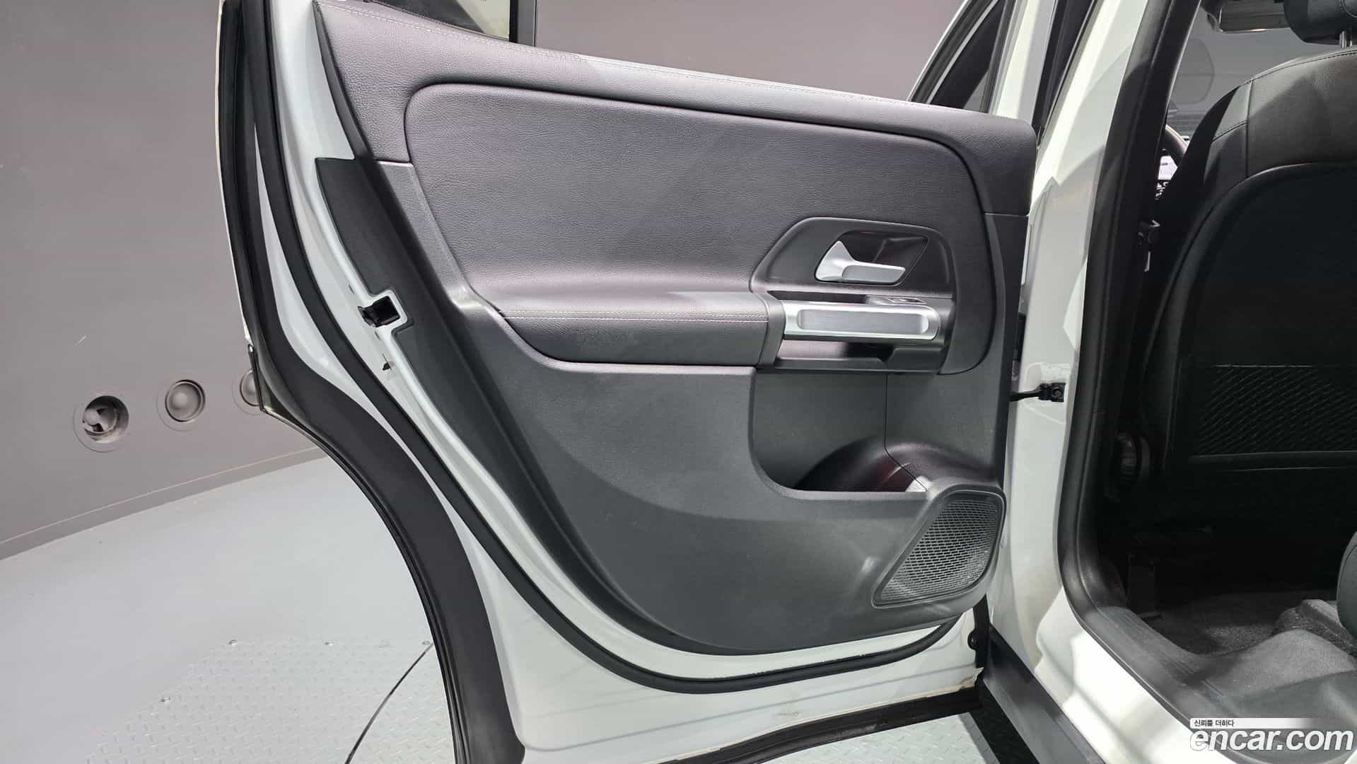 GLB-Class Mercedes-Benz 2022.3-INNER-035