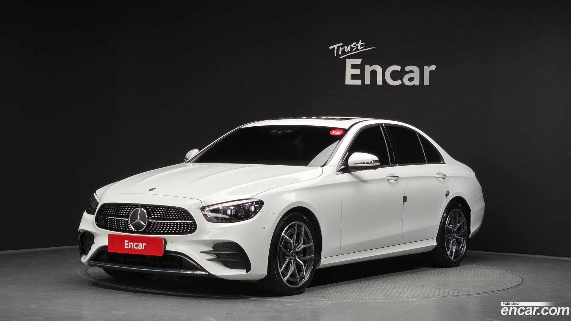 Main__Slider__Photo:E-Class Mercedes-Benz 2021.6-0