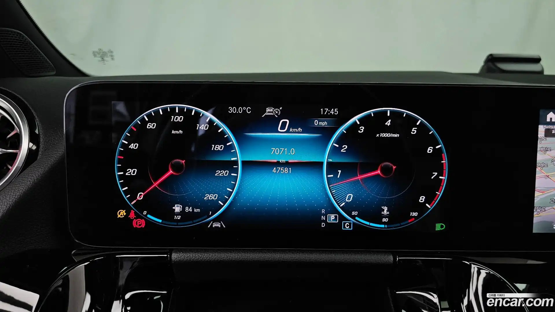 GLA-Class Mercedes-Benz 2021.1-INNER-008
