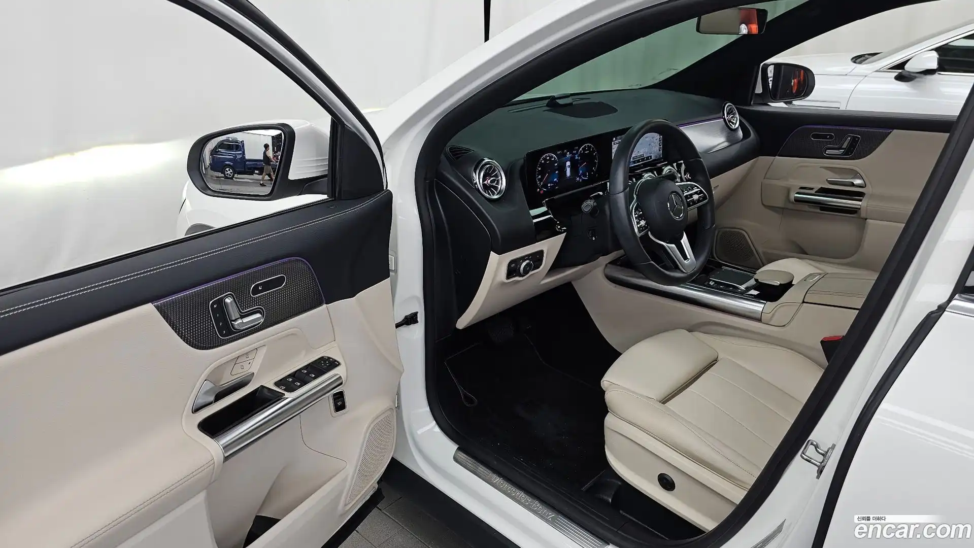 GLA-Class Mercedes-Benz 2021.1-INNER-010