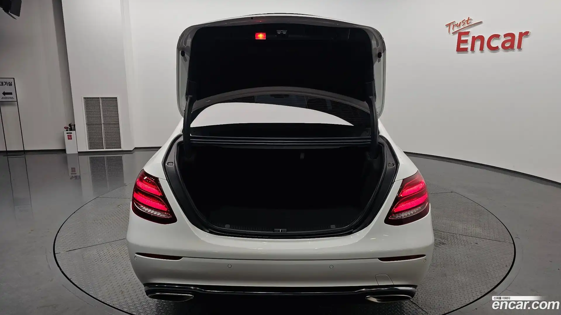 E-Class Mercedes-Benz 2018.1-OPTION-046