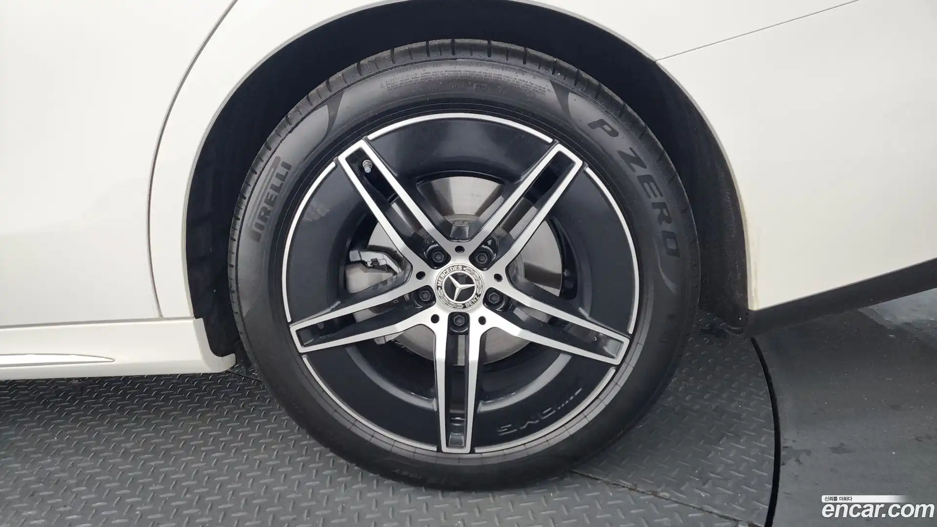E-Class Mercedes-Benz 2025.11-OUTER-031