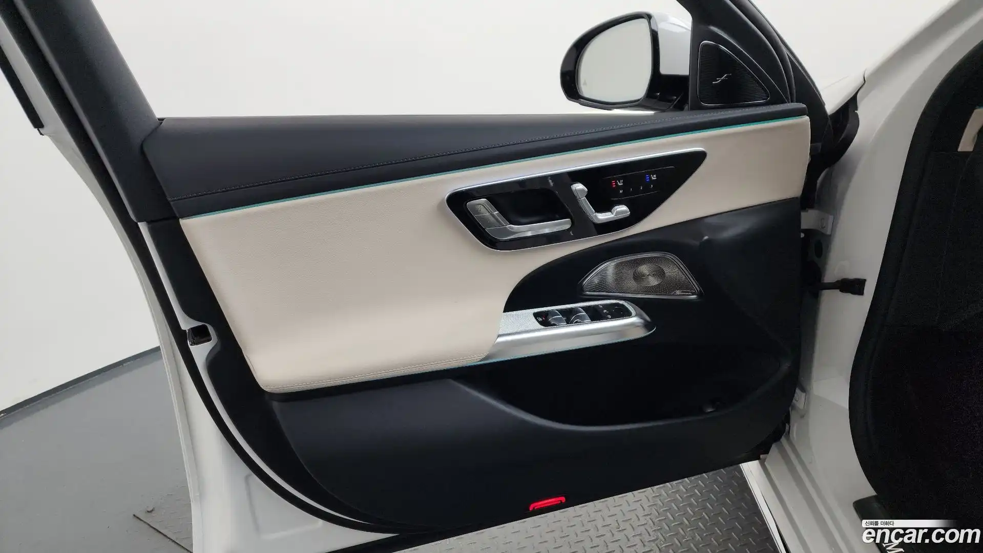 E-Class Mercedes-Benz 2025.11-INNER-034