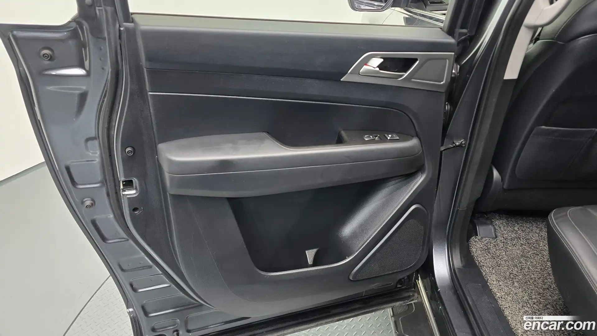 Rexton KG Mobility 2019.6-INNER-035