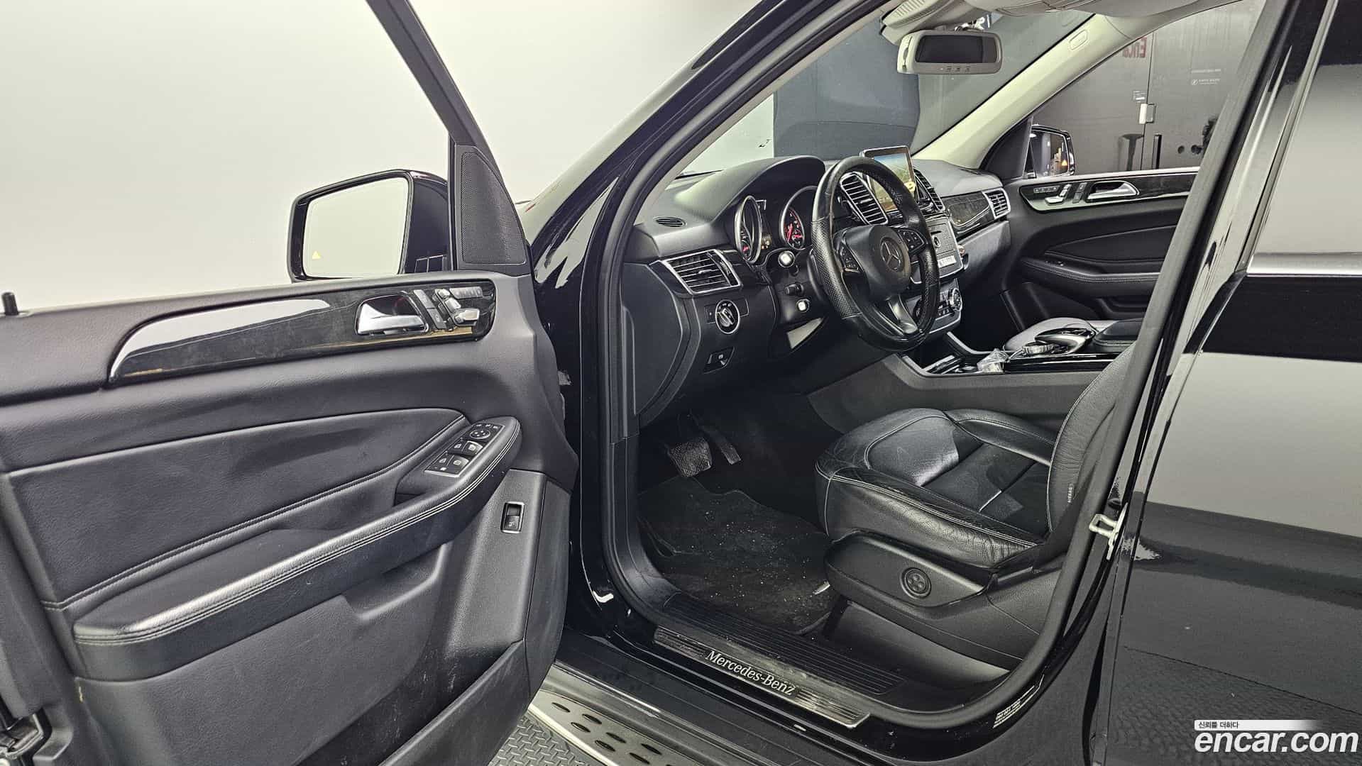 GLE-Class Mercedes-Benz 2016.8-INNER-010