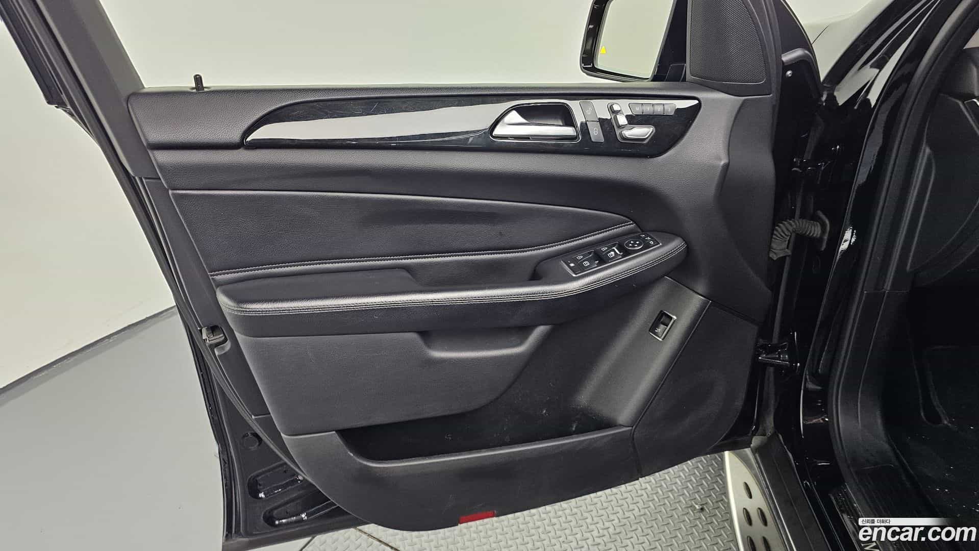 GLE-Class Mercedes-Benz 2016.8-INNER-034