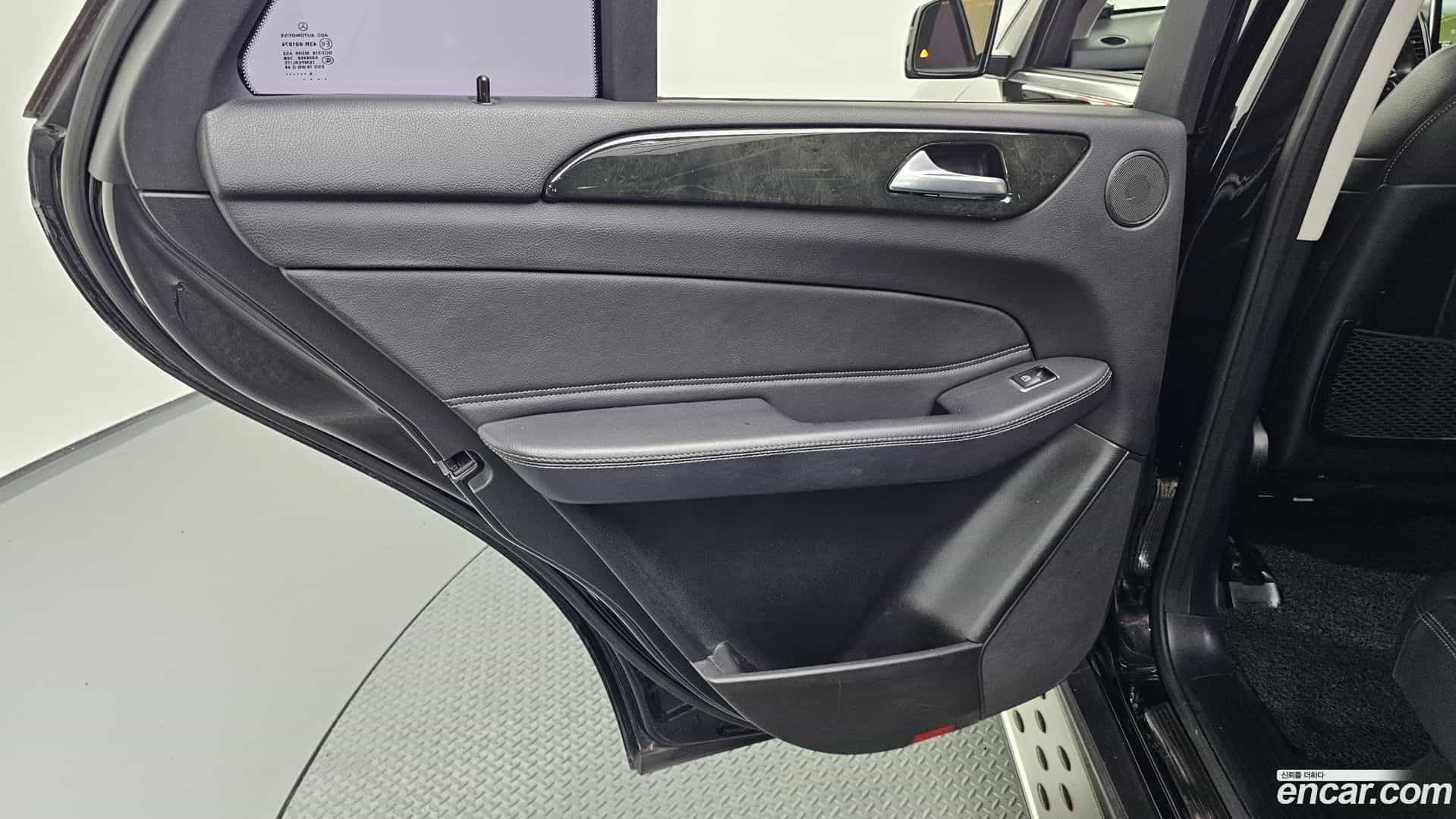 GLE-Class Mercedes-Benz 2016.8-INNER-035