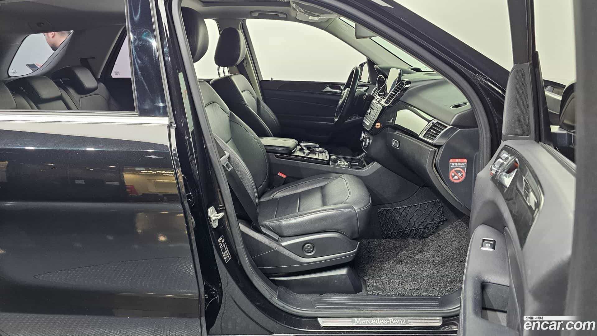 GLE-Class Mercedes-Benz 2016.8-INNER-036