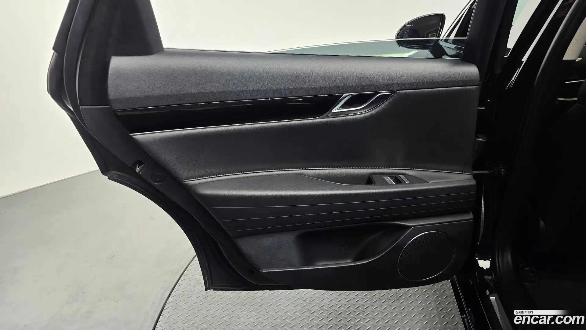 G80 Genesis 2020.3-INNER-035