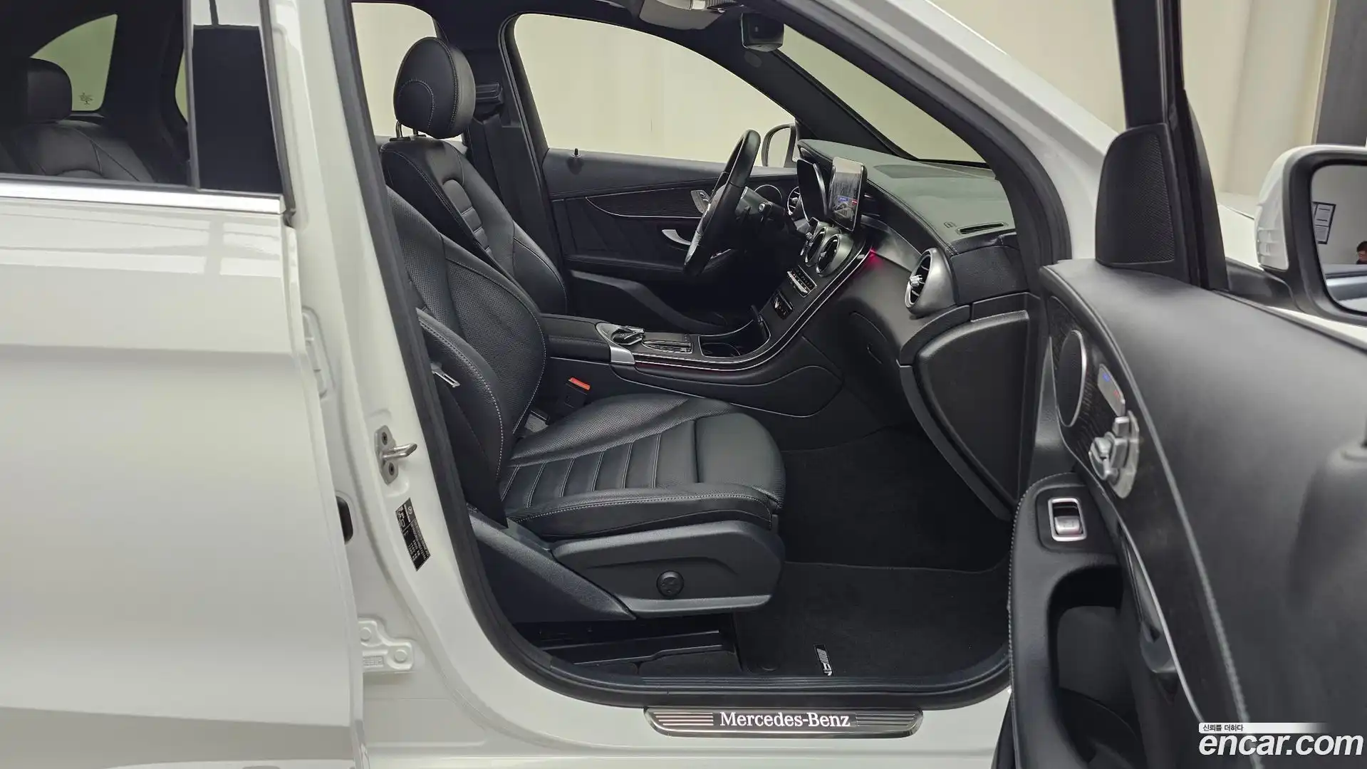 GLC-Class Mercedes-Benz 2022.7-INNER-036