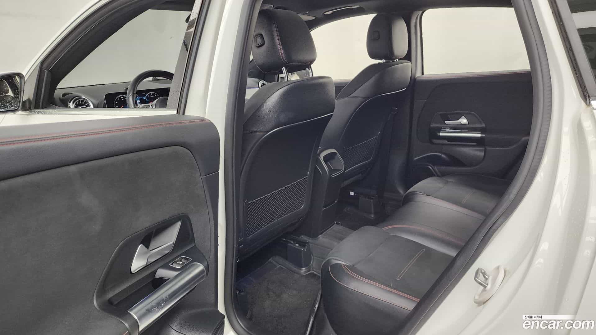 GLA-Class Mercedes-Benz 2020.8-INNER-036