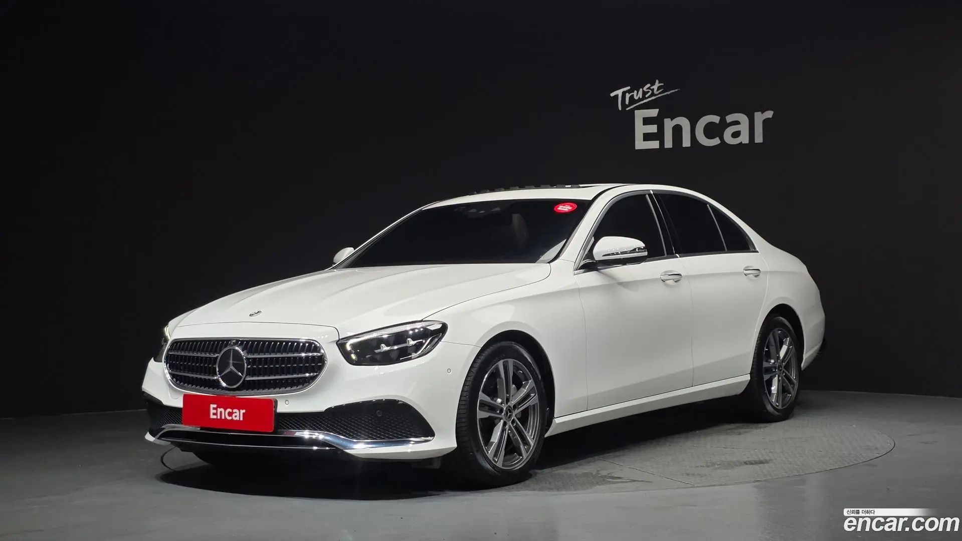 Main__Slider__Photo:E-Class Mercedes-Benz 2023.11-0