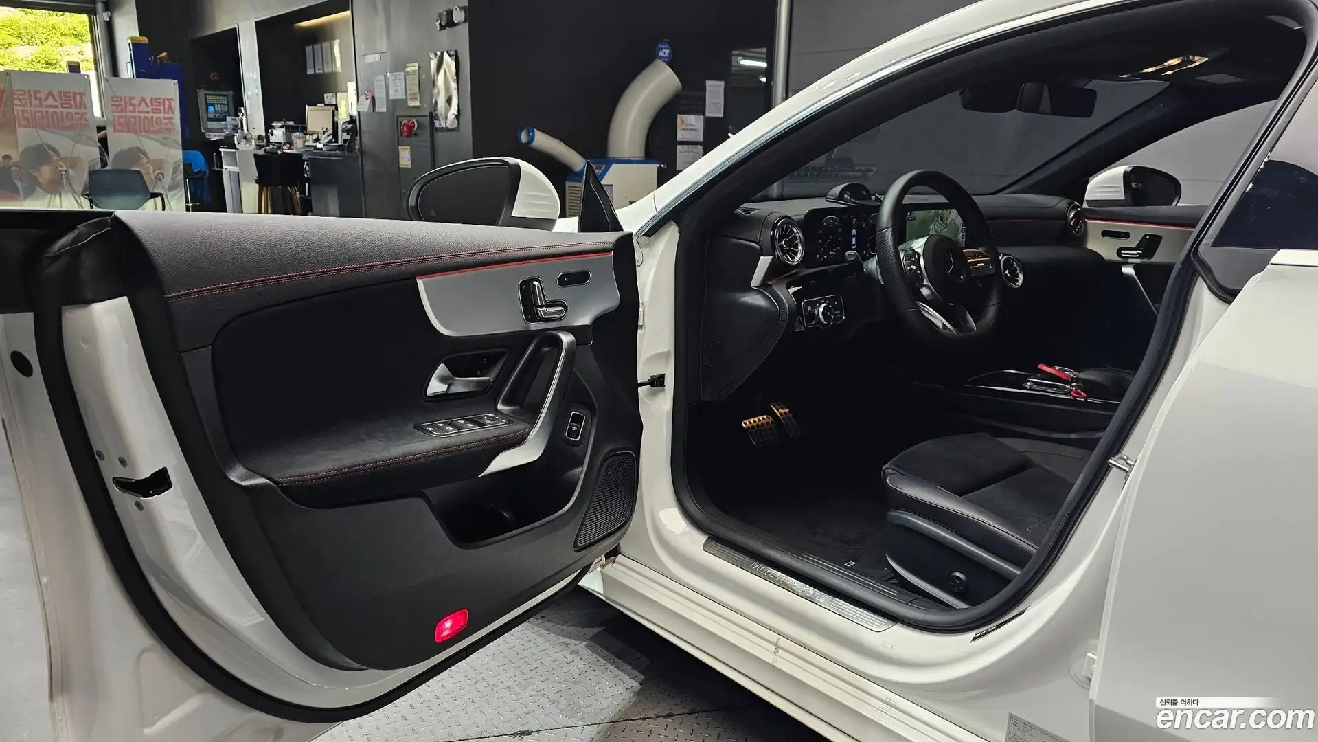 CLA-Class Mercedes-Benz 2023.0-INNER-010