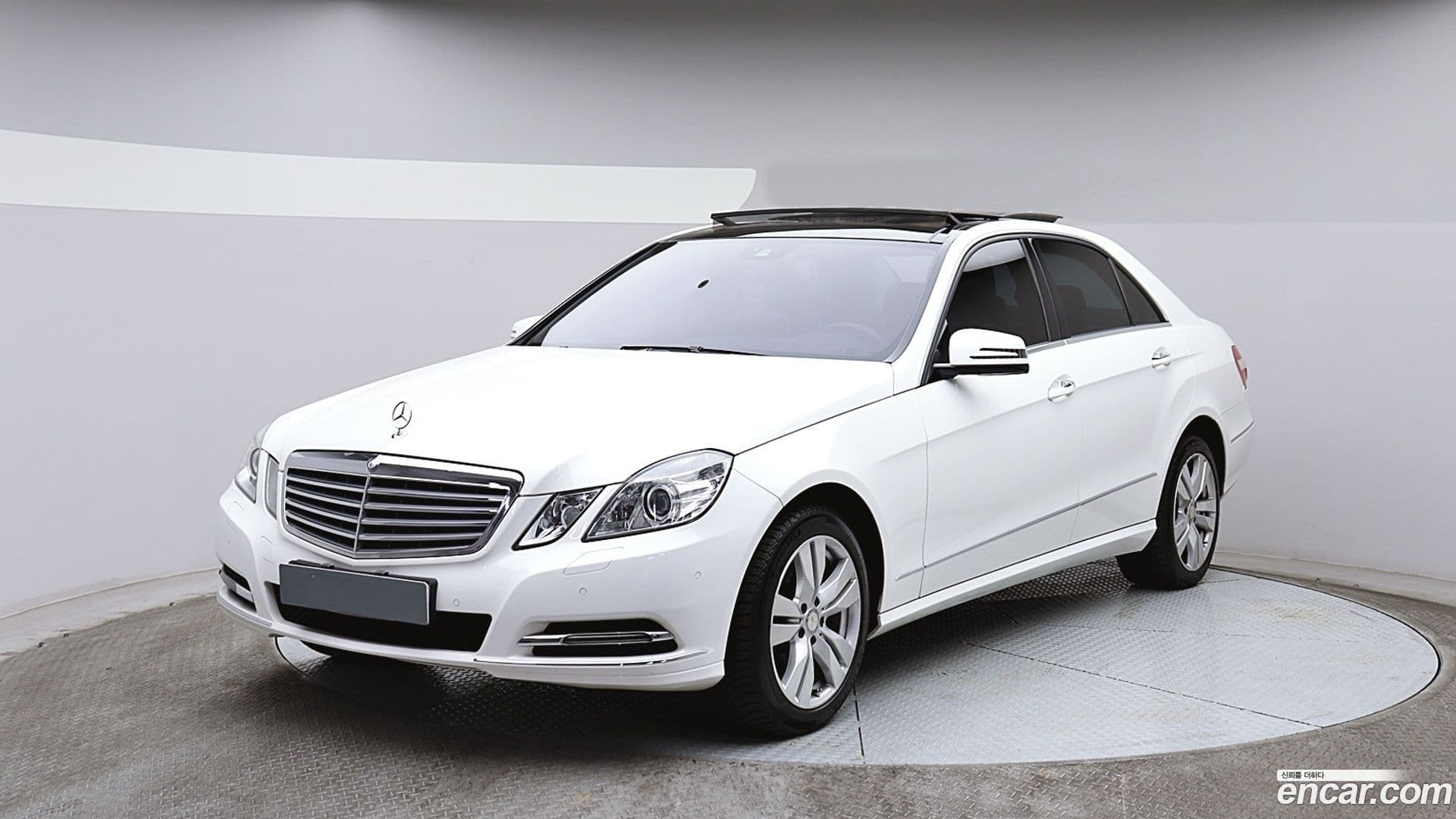 Main__Slider__Photo:E-Class Mercedes-Benz 2013.5-0