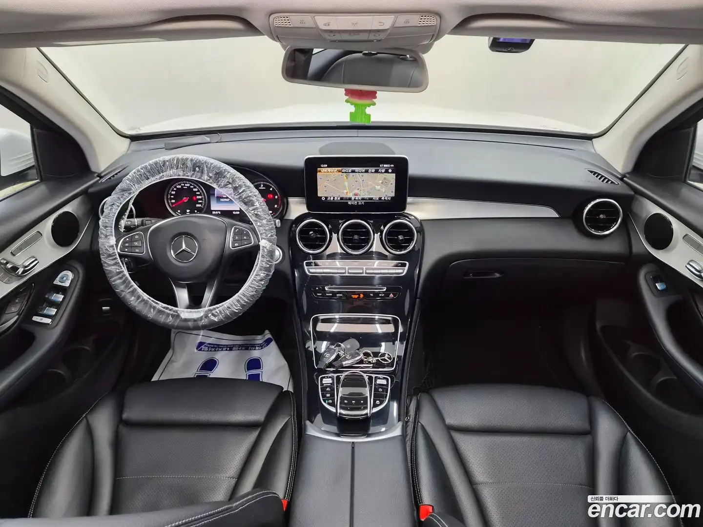 GLC-Class Mercedes-Benz 2018.1-INNER-007