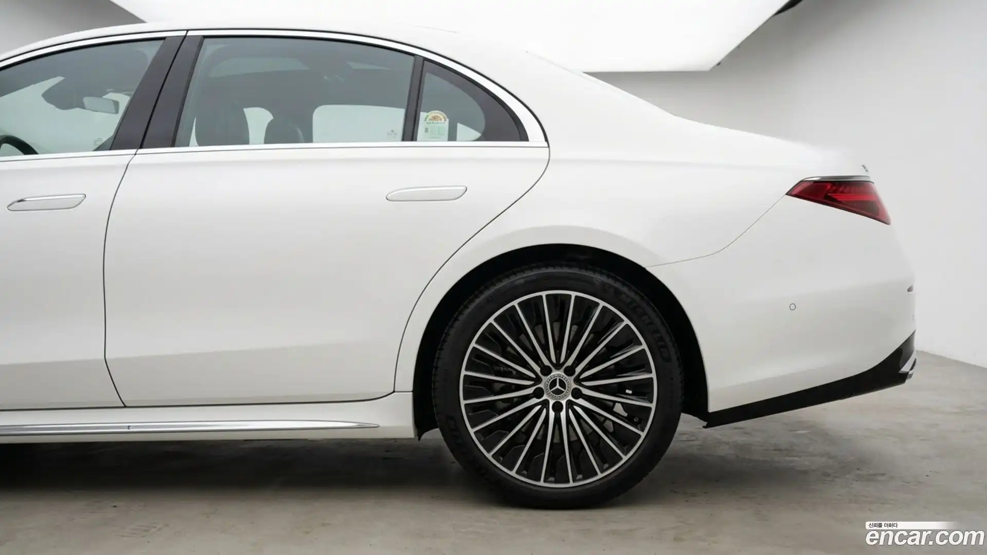 E-Class Mercedes-Benz 2025.7-OUTER-005