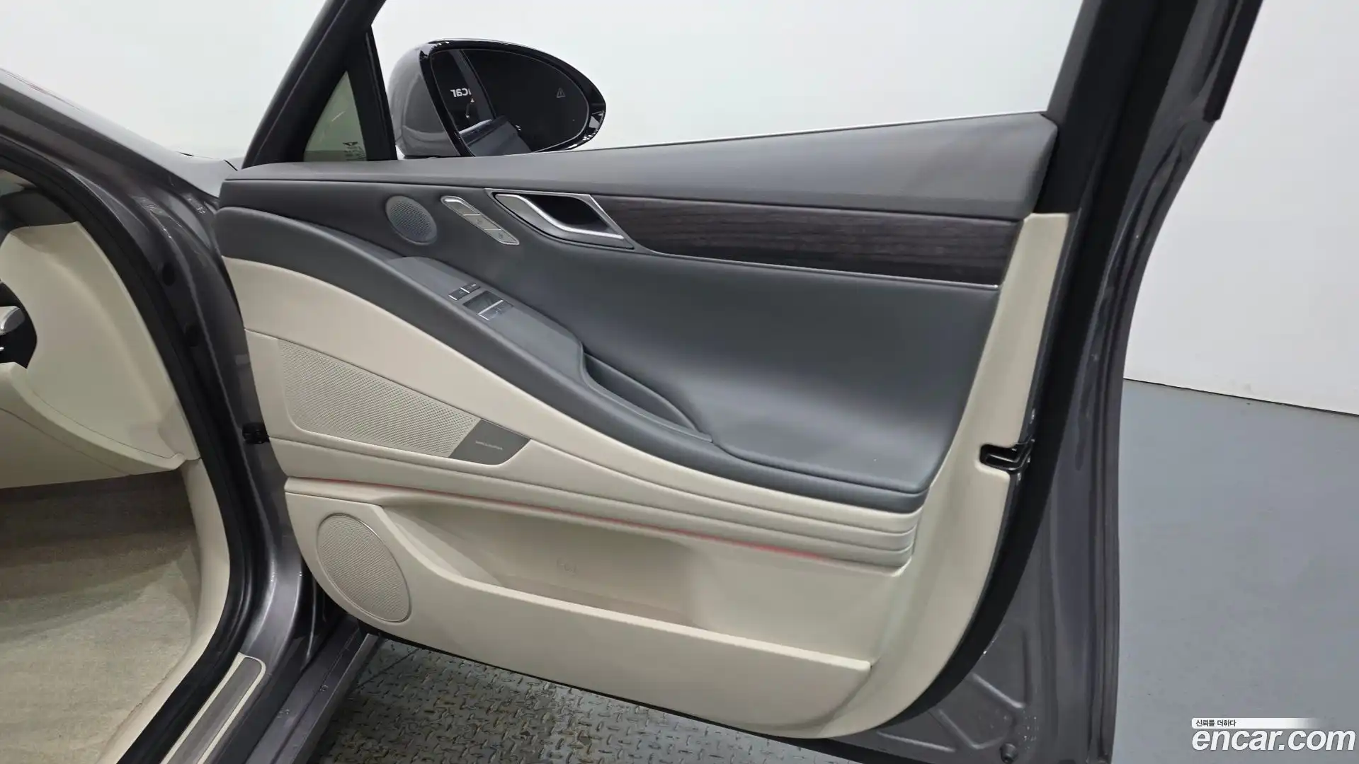 G80 Genesis 2025.0-INNER-034