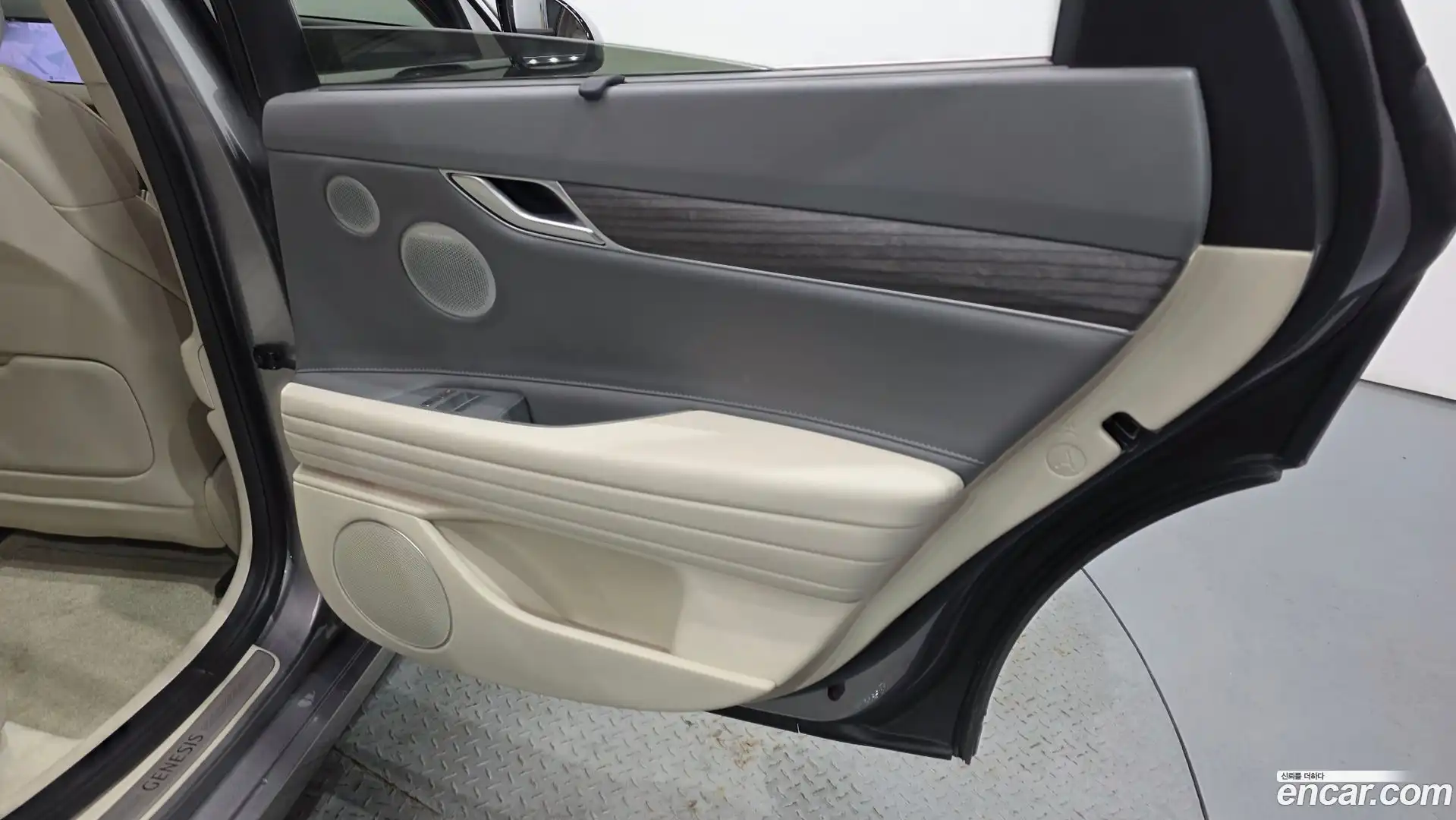 G80 Genesis 2025.0-INNER-035