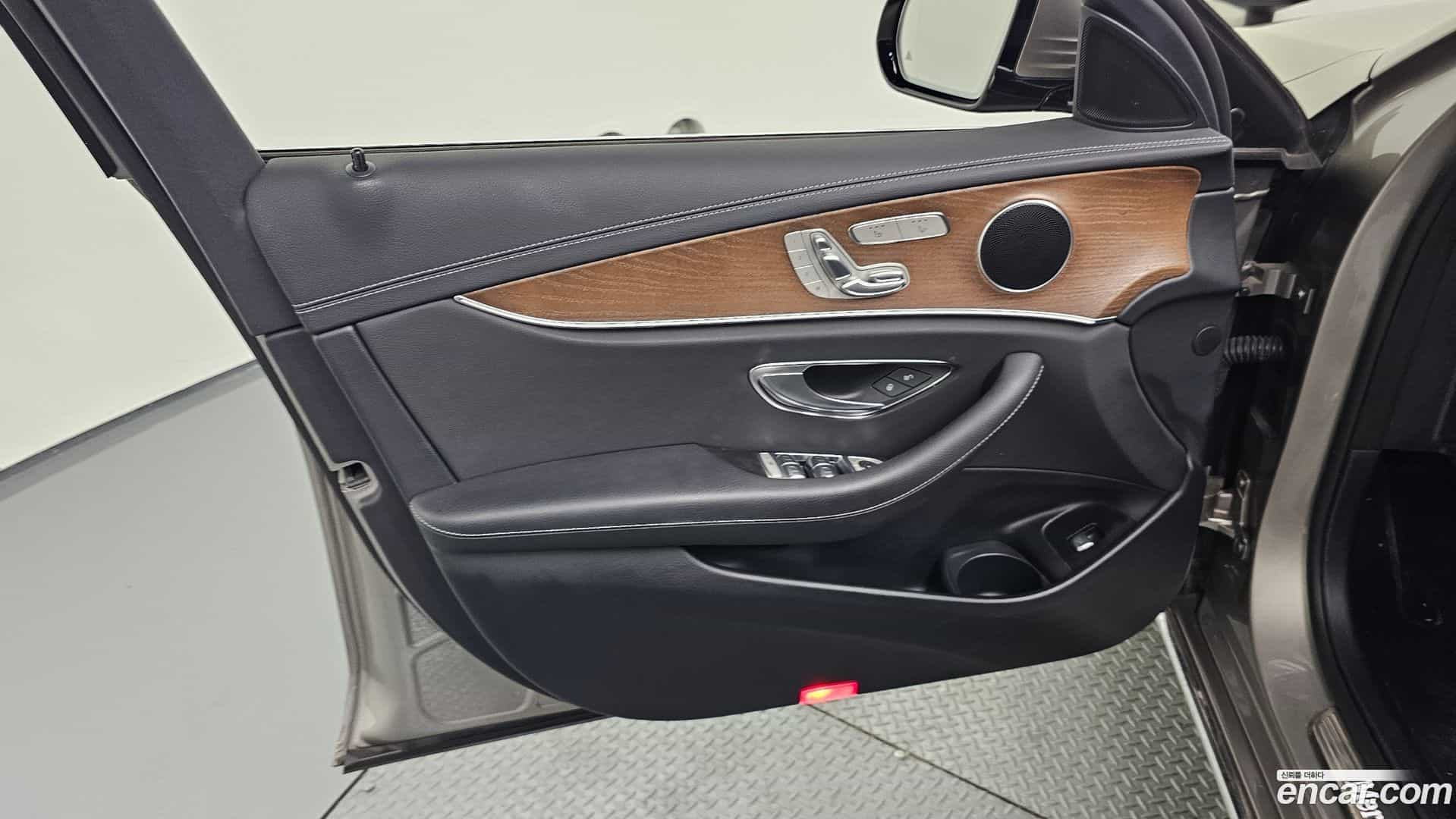 E-Class Mercedes-Benz 2021.6-INNER-034