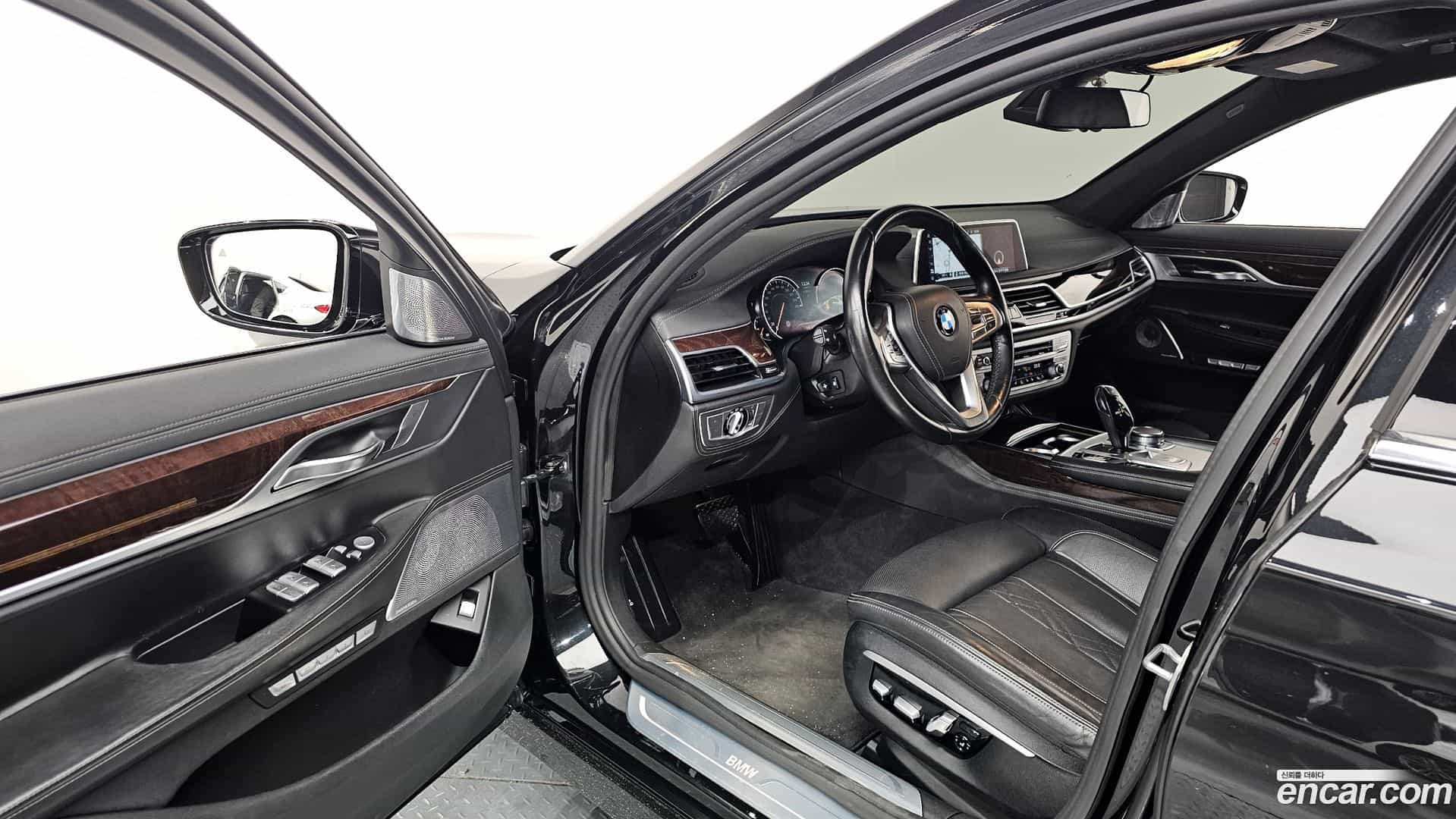 7-Series BMW 2015.9-INNER-010