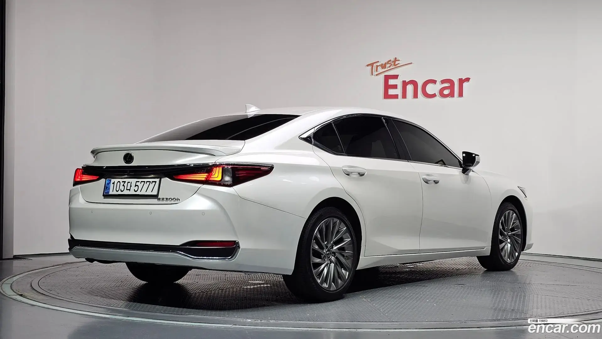 Main__Slider__Photo:ES Lexus 2023.1-1