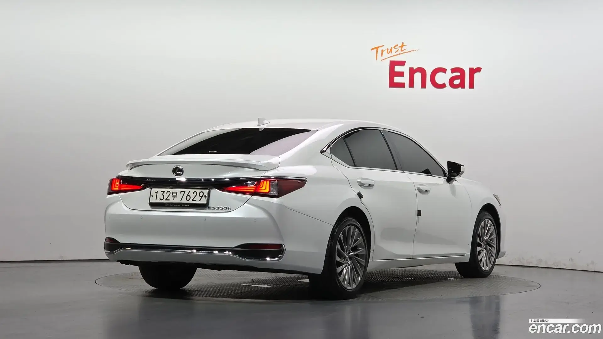 Main__Slider__Photo:ES Lexus 2022.9-1
