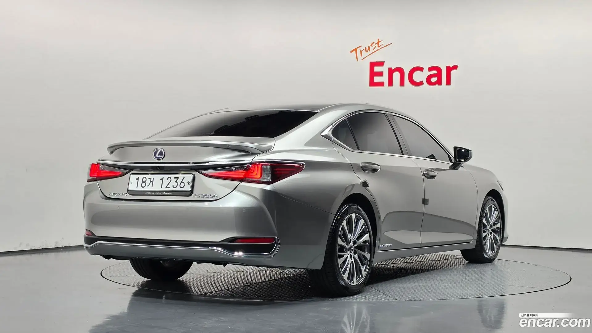 Main__Slider__Photo:ES Lexus 2019.4-1