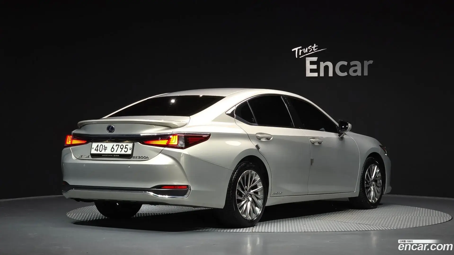 Main__Slider__Photo:ES Lexus 2020.0-1
