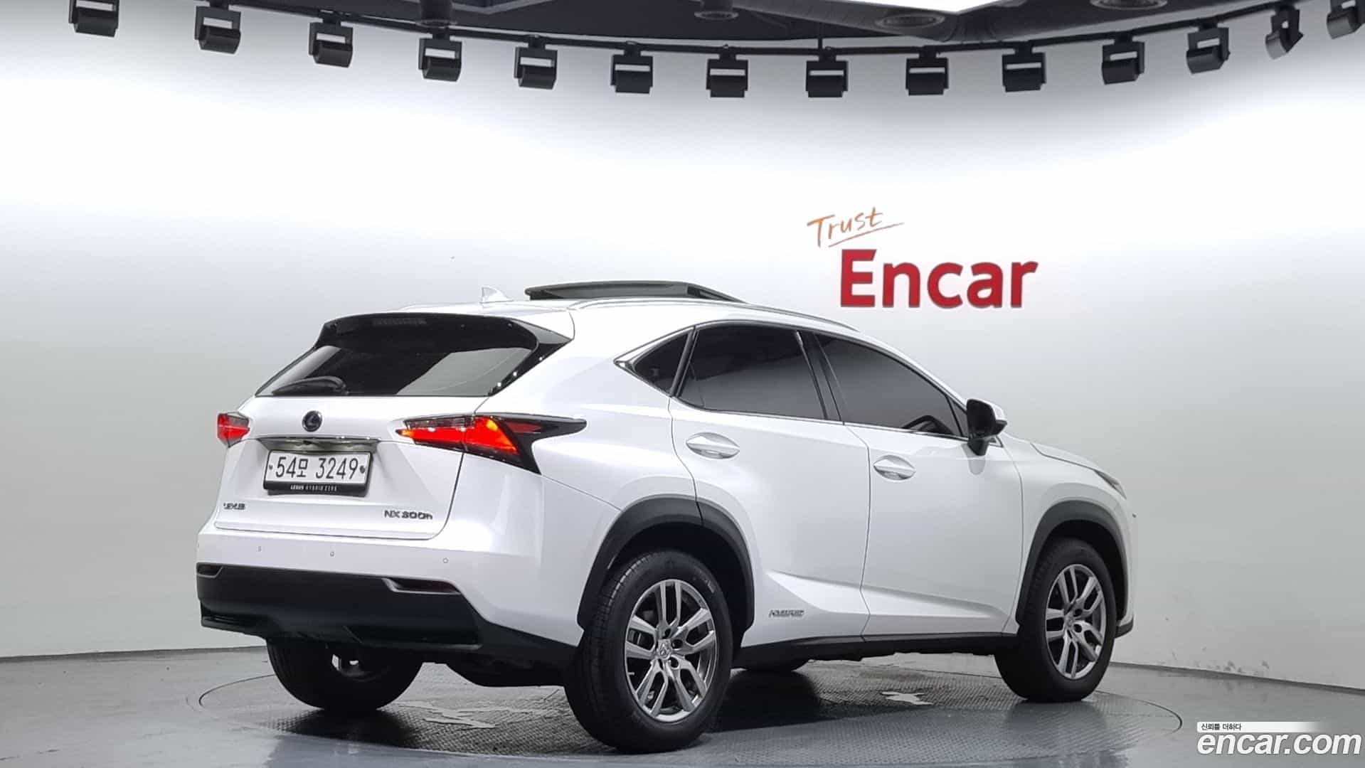 NX Lexus 2017.1-OUTER-002