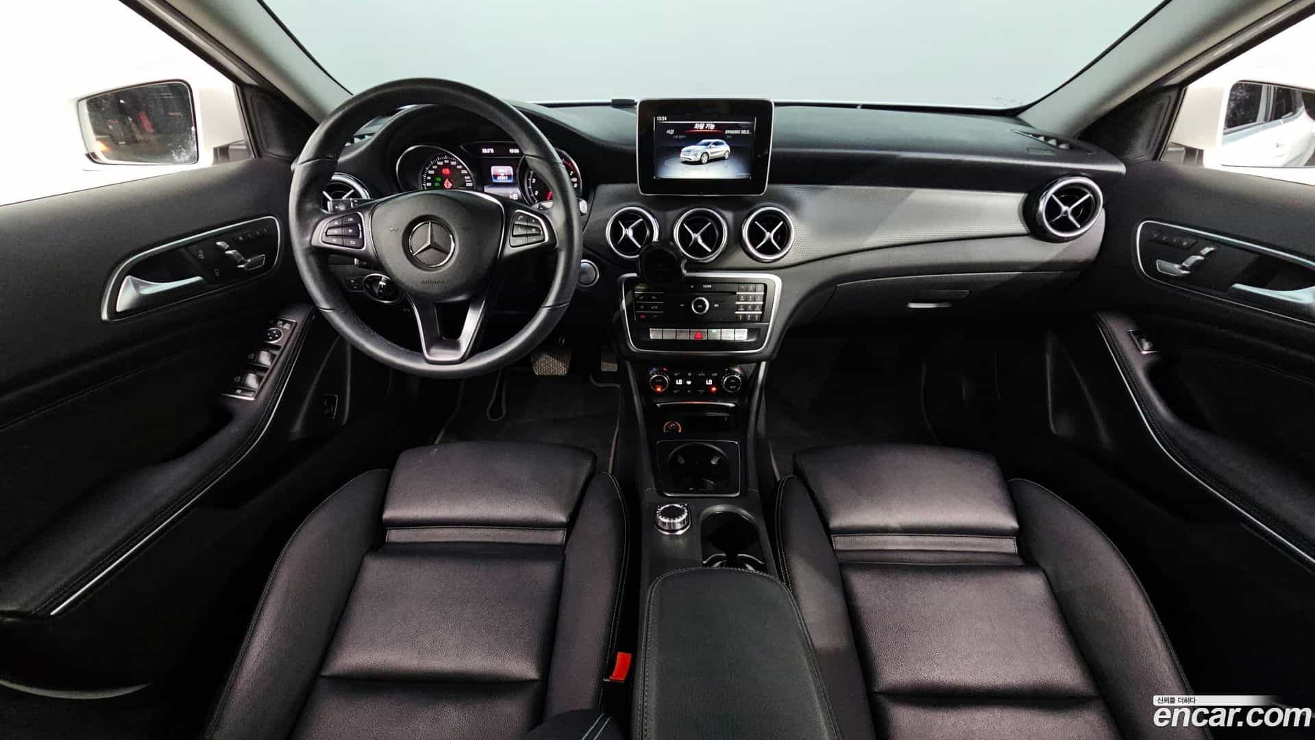 GLA-Class Mercedes-Benz 2019.6-INNER-007