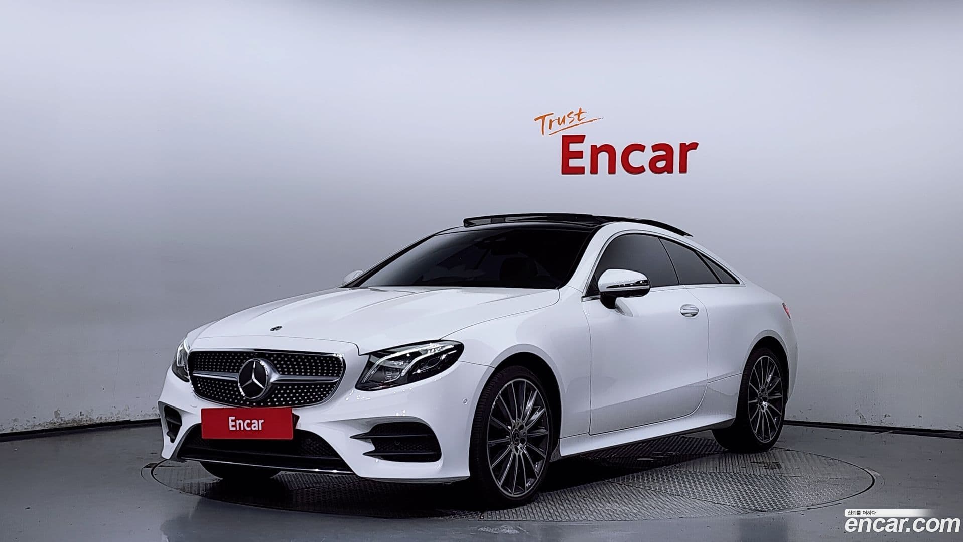 Main__Slider__Photo:E-Class Mercedes-Benz 2017.10-0