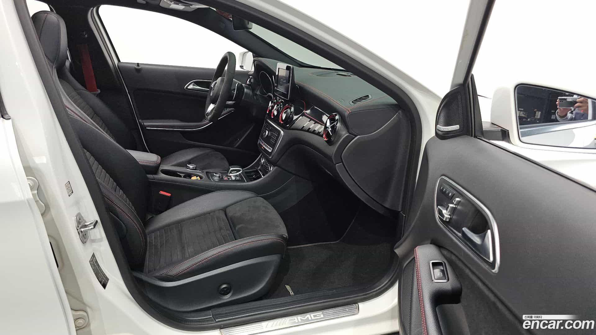 GLA-Class Mercedes-Benz 2019.1-INNER-010