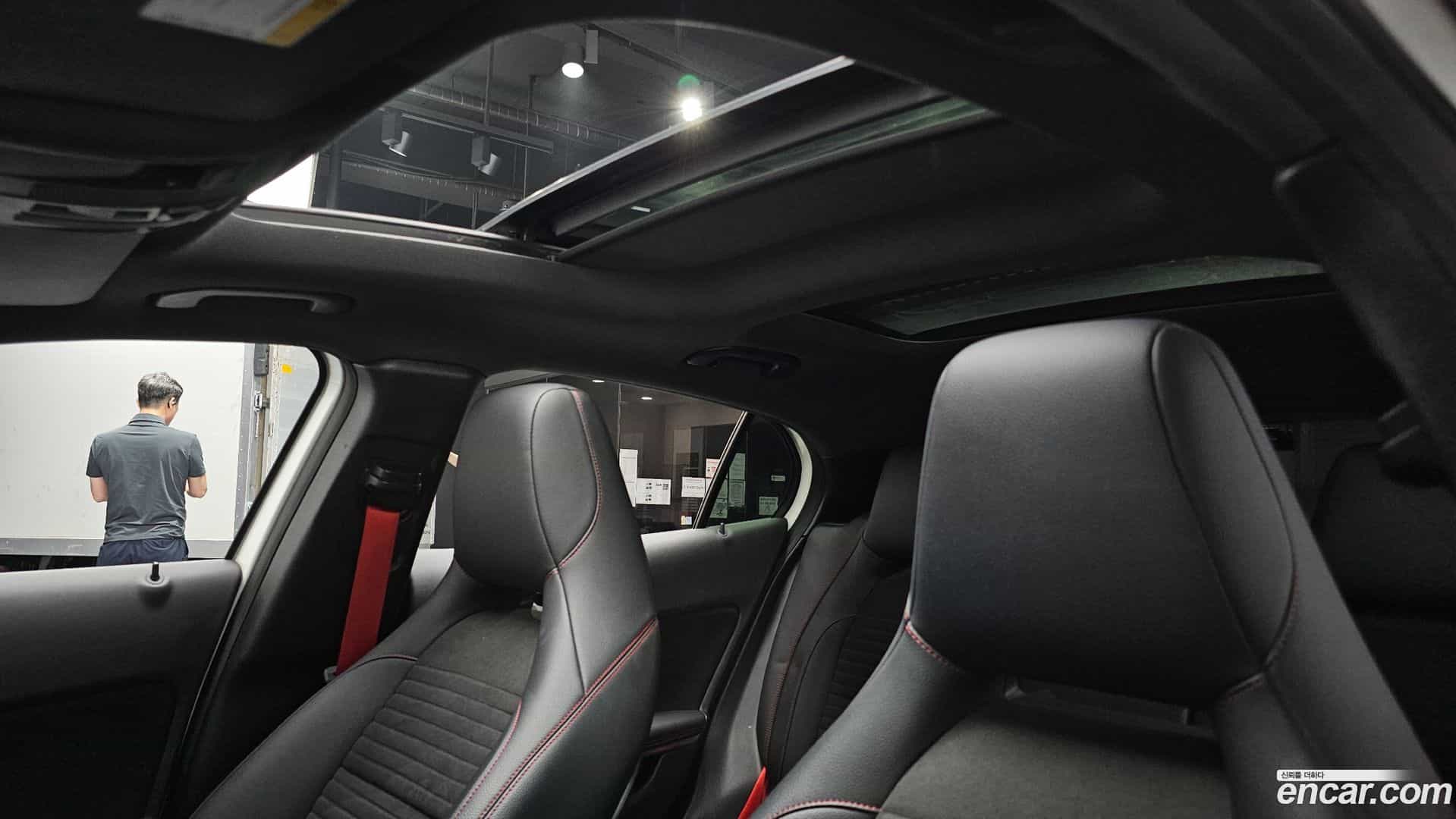 GLA-Class Mercedes-Benz 2019.1-OPTION-023