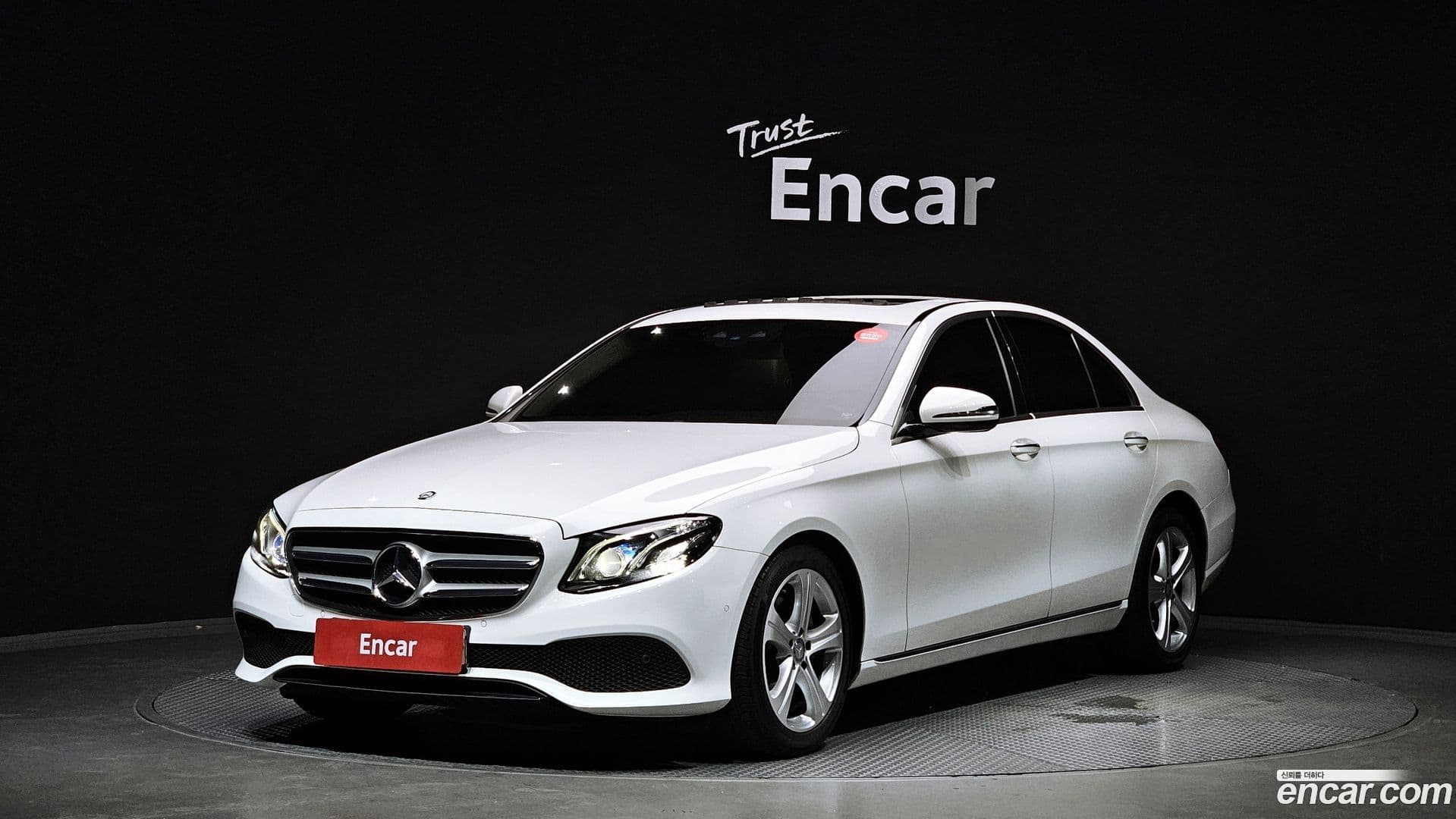 Main__Slider__Photo:E-Class Mercedes-Benz 2017.0-0
