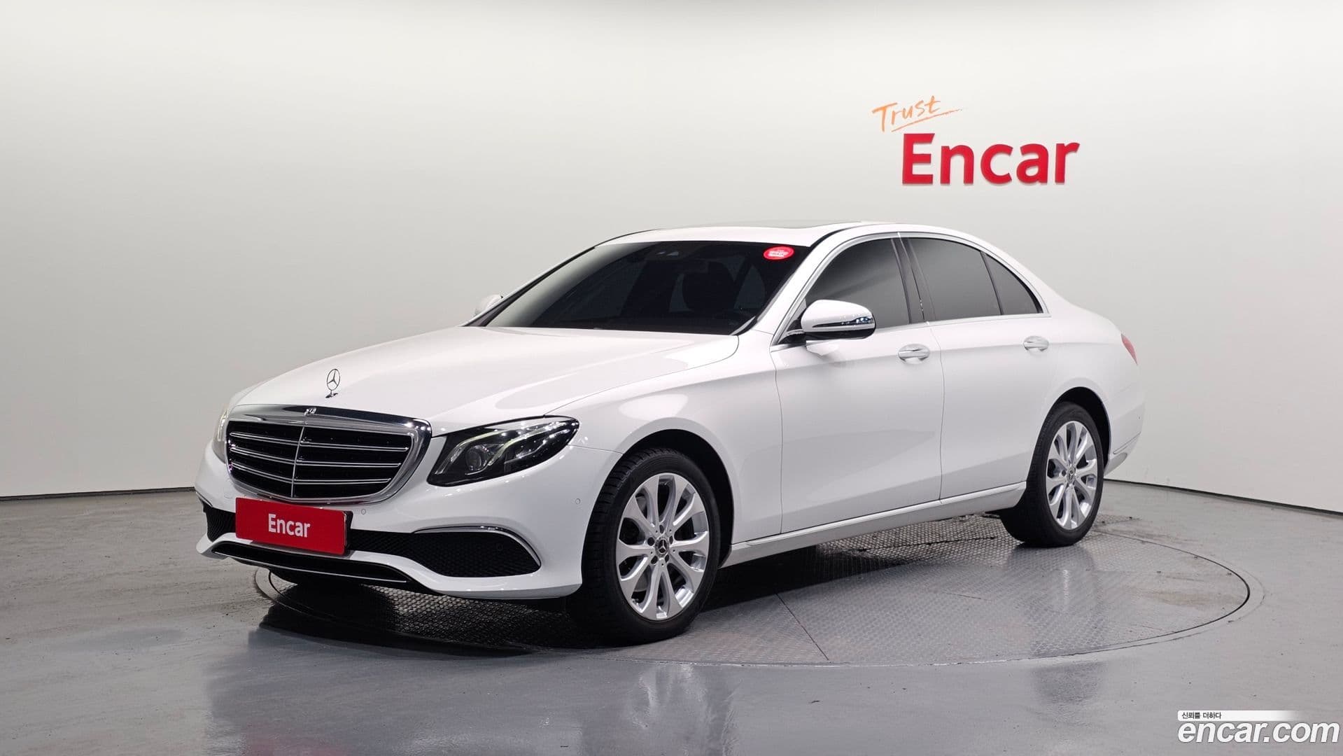 Main__Slider__Photo:E-Class Mercedes-Benz 2020.8-0