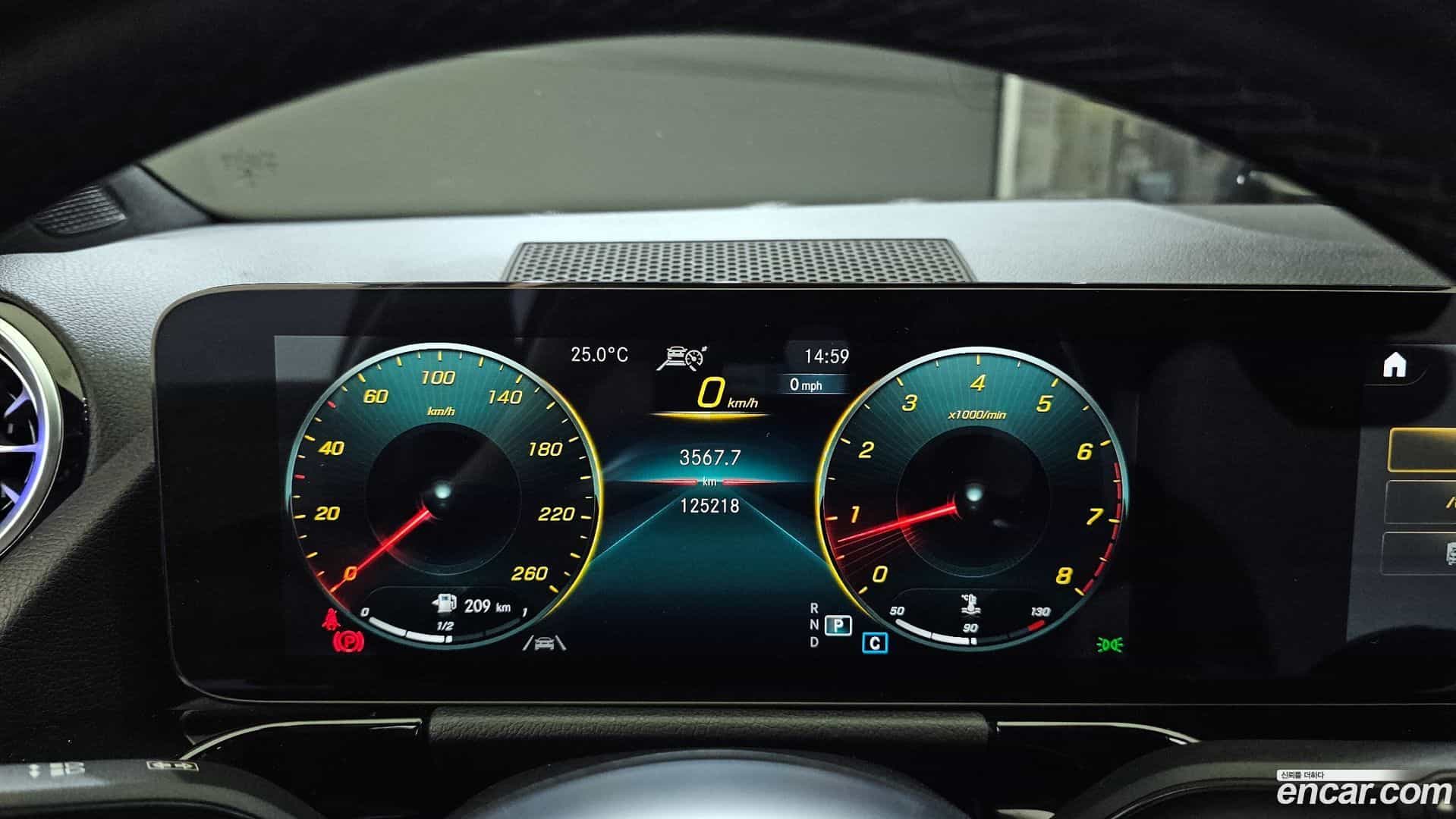 GLA-Class Mercedes-Benz 2020.11-INNER-008
