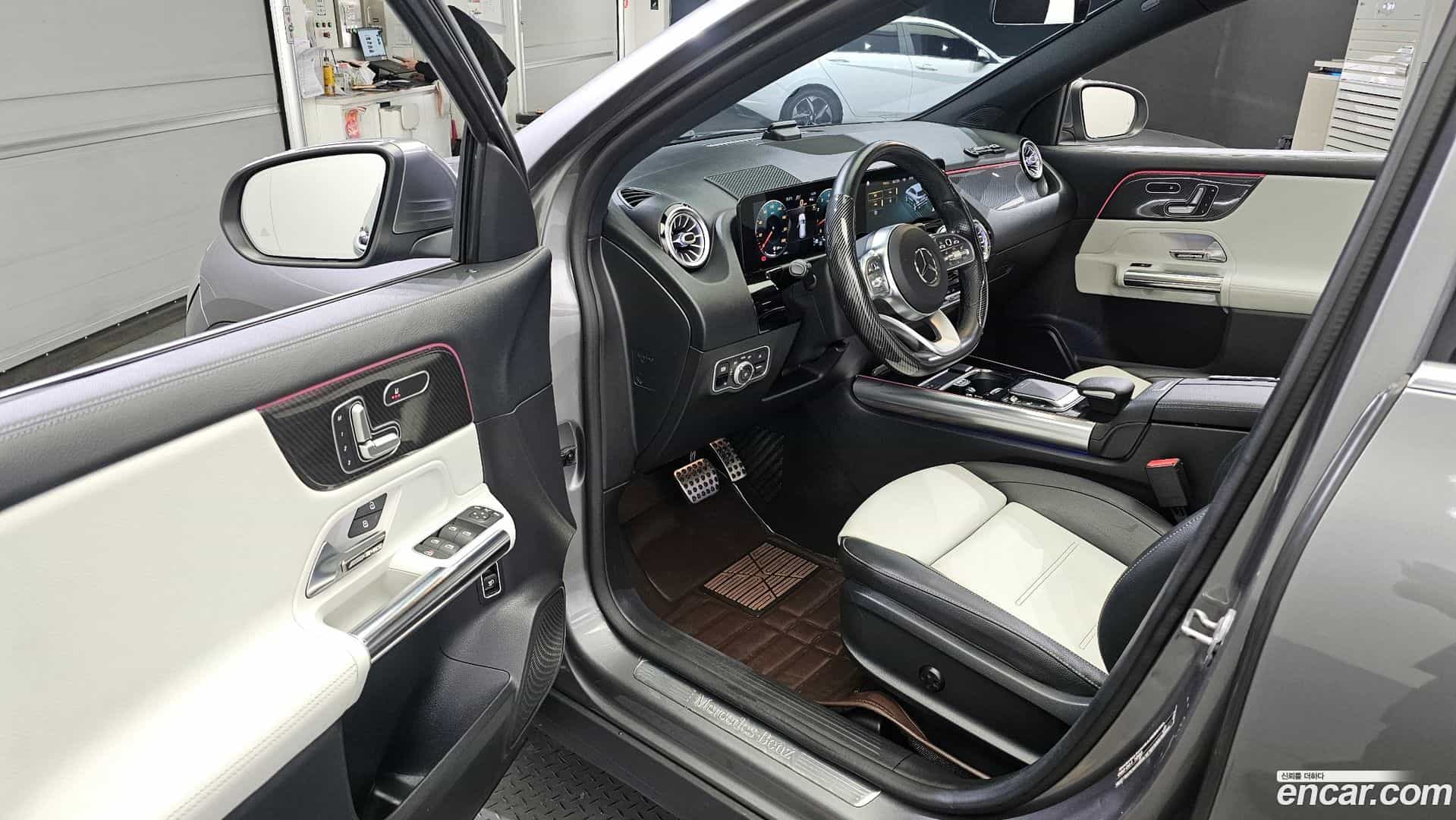 GLA-Class Mercedes-Benz 2020.11-INNER-010