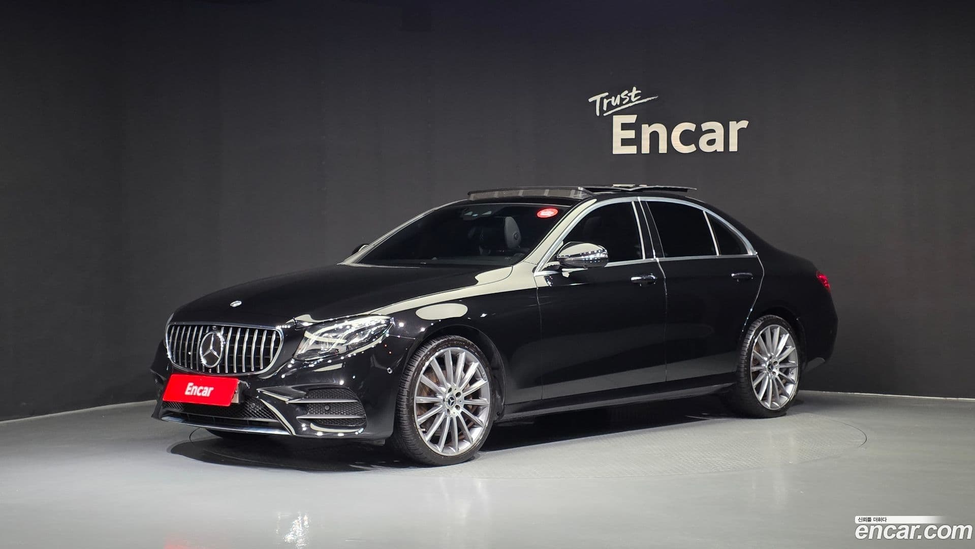 Main__Slider__Photo:E-Class Mercedes-Benz 2020.7-0